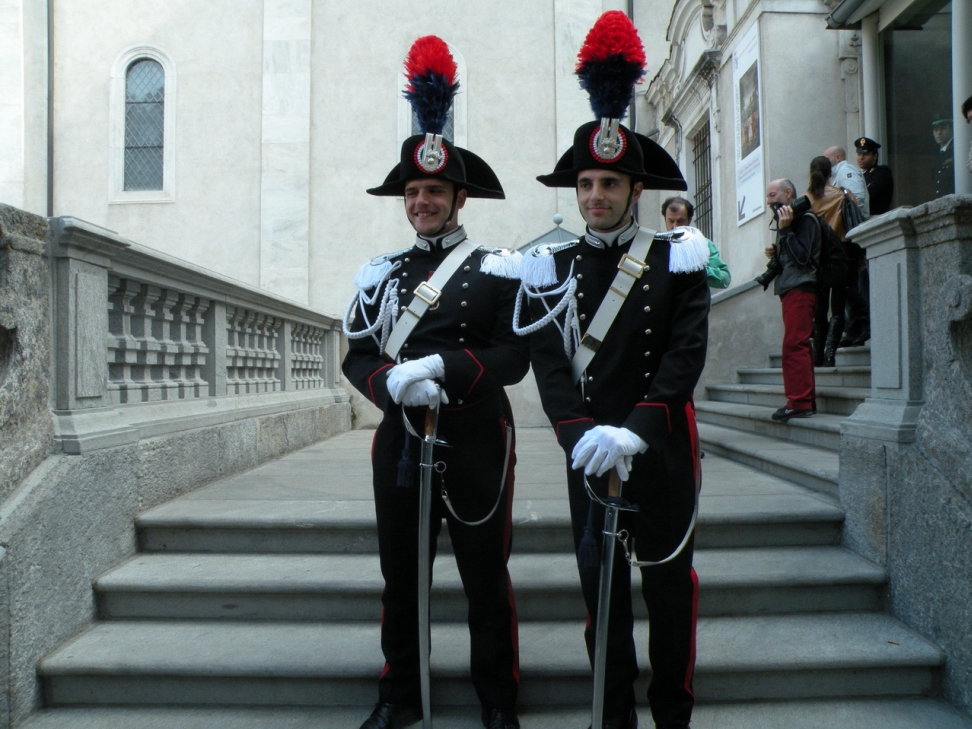 La Santa Sindone - Immancabile foto ricordo con i carabinieri in alta uniforme_16.JPG